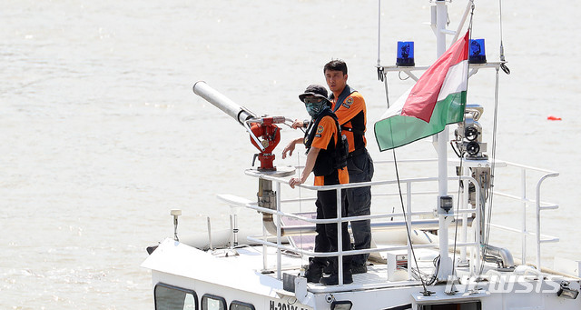 【부다페스트(헝가리)=뉴시스】추상철 기자 = 1일 오후(현지시각) 헝가리 부다페스트 다뉴브강 유람선 사고현장에서 대한민국 신속대응팀이 실종자 수색작업을 하고 있다. 2019.06.01.&nbsp; scchoo@newsis.com