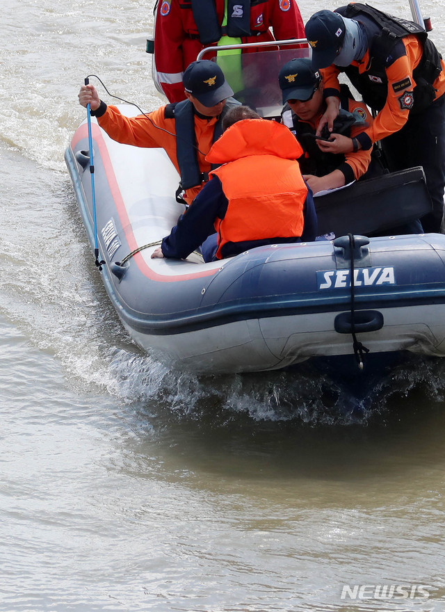 【부다페스트(헝가리)=뉴시스】추상철 기자 = 1일 오후(현지시각) 헝가리 부다페스트 다뉴브강 유람선 사고현장에서 대한민국 신속대응팀이 실종자 수색작업을 하고 있다. 2019.06.01.&nbsp; scchoo@newsis.com