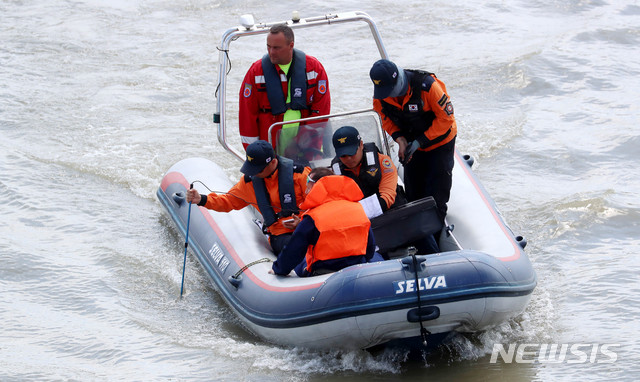 【부다페스트(헝가리)=뉴시스】추상철 기자 = 1일 오후(현지시각) 헝가리 부다페스트 다뉴브강 유람선 사고현장에서 대한민국 신속대응팀이 실종자 수색작업을 하고 있다. 2019.06.01.&nbsp; scchoo@newsis.com