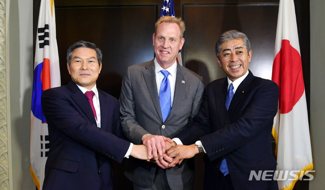 【싱가포르=뉴시스】정경두 국방부 장관은 2일(현지시간) 오전 9시 제18차 아시아안보회의(샹그릴라 대화)가 열린 싱가포르 샹그릴라 호텔에서 패트릭 섀너핸 미 국방장관 대행, 이와야 다케시 일본 방위상과 한미일 국방장관 회담을 가졌다. 2019.06.02. (사진=국방부 제공) photo@newsis.com 