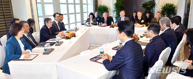 【싱가포르=뉴시스】정경두 국방부 장관은 2일(현지시간) 오전 9시 제18차 아시아안보회의(샹그릴라 대화)가 열린 싱가포르 샹그릴라 호텔에서 패트릭 섀너핸 미 국방장관 대행, 이와야 다케시 일본 방위상과 한미일 국방장관 회담을 가졌다. 2019.06.02. (사진=국방부 제공) photo@newsis.com