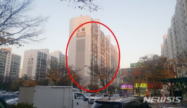 【서울=뉴시스】김가윤 기자 = 서울 강서구 방화동 831 방화 403동 2층 205호가 경매에 나왔다. 1994년 8월 준공한 13개동 680가구 단지로 물건은 15층 건물 중 2층이다. 전용면적은 134.6㎡, 방 4개 욕실 2개 계단식 구조다. 2019.06.03 (제공=지지옥션) yoon@newsis.com
