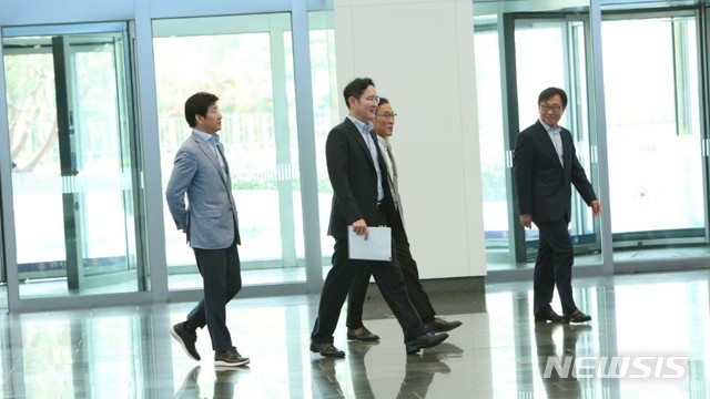 【서울=뉴시스】이재용 삼성전자 부회장이 지난 1일 경기도 화성사업장에서 열린 전자 관계사 사장단 회의에 참석했다. 이날 회의에서는 최근 불확실성이 커지고 있는 글로벌 경영환경을 점검하고 이에 대한 대책을 논의한 것으로 알려졌다. 2019.06.02. (사진 출처 = 삼성전자 블라인드)