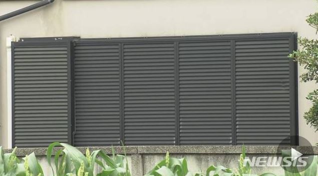 【서울=뉴시스】76살 아버지가 44살의 아들을 칼로 찔러 숨지게 한 도쿄의 주택 외관. 구마자와 히데아키(熊澤英昭) 전 농림수산성 사무차관은 무직인데다 가정 내에서 폭력을 휘두르곤 하던 장남을 1일 칼로 찔려 숨지게 해 체포됐다. 그는 "주위에 폐를 끼치면 안 된다고 생각했다"고 경찰 조사에서 말한 것으로 전해졌다. <사진 출처 : NHK> 2019.6.2 