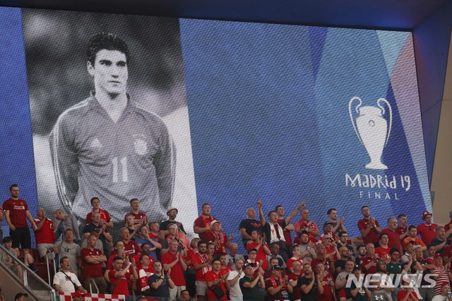 【마드리드(스페인)=AP/뉴시스】호세 안토니오 레예스를 추모하는 UEFA 챔피언스리그 