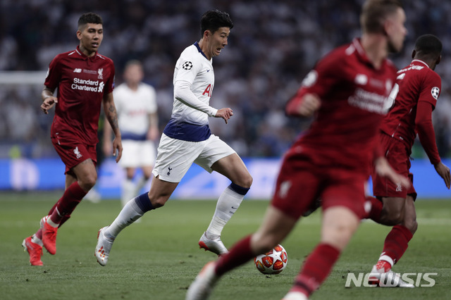 Tottenham's Son Heung-Min fights for the ball against Liverpool's Georginio Wijnaldum during the Champions League final soccer match between Tottenham Hotspur and Liverpool at the Wanda Metropolitano Stadium in Madrid, Saturday, June 1, 2019. (AP Photo/Manu Fernandez)