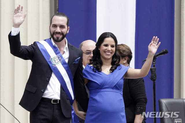 【산살바도르 = AP/뉴시스】엘살바도르의 신임 대통령 나이브 부켈레가 1일(현지시간) 수도 산살바도르의 바리오스 광장에서 부인과 함께 단상에 올라 취임식을 거행한 뒤 군중을 향해서 손을 흔들고 있다.&nbsp; 