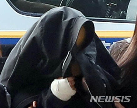 【제주=뉴시스】우장호 기자 = 1일 충북 청주시에서 긴급체포된 고 모(36·여) 씨가 제주동부경찰서로 압송되고 있다. 경찰에 따르면 고 씨는 지난달 말 제주시 조천읍의 한 펜션에서 전남편인 강 모(36) 씨를 살해하고 도주한 혐의를 받고 있다. 2019.06.01. woo1223@newsis.com