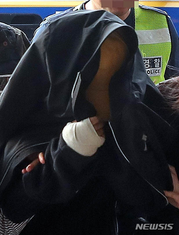【제주=뉴시스】우장호 기자 = 1일 충북 청주시에서 긴급체포된 고 모(36·여) 씨가 제주동부경찰서로 압송되고 있다. 경찰에 따르면 고 씨는 지난달 말 제주시 조천읍의 한 펜션에서 전남편인 강 모(36) 씨를 살해하고 도주한 혐의를 받고 있다. 2019.06.01. woo1223@newsis.com