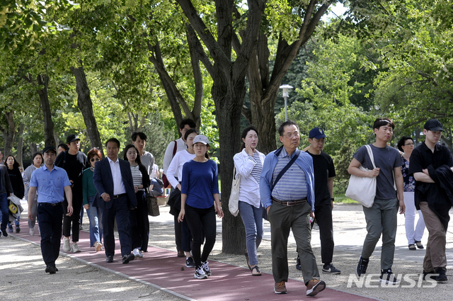 1일 한국 희생자 가족들이 마르기트 섬에 설치된 한국구조팀 베이스캠프로 이동하고 있다 MIT/AP
