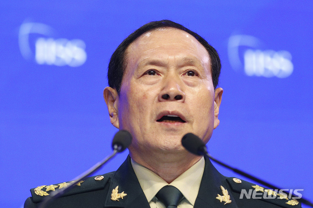 【싱가포르=AP/뉴시스】중국 웨이펑허(魏鳳和) 국방부 부장이 2일 싱가포르 샹그릴라호텔에서 진행된 18차 아시아안보회의(일명 샹그릴라 대화) 본회의 연설하는 모습. 웨이펑허 국방부장은 연설에서 중국은 미국과 싸울 준비가 돼 있으며 대만 문제에 대한 어떠한 간섭도 성공하지 못할 것이라고 경고했다. 2019.06.02. 