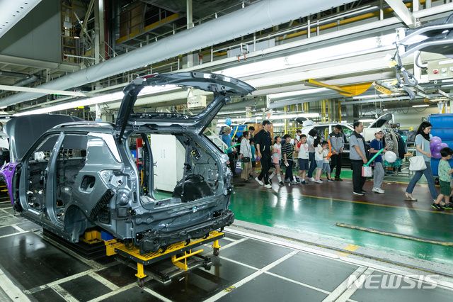 【서울=뉴시스】 쌍용자동차는 5월 가정의 달을 맞아 자난달 31일 임직원 가족들을 평택공장으로 초청해 상호 소통하고 화합하는 시간을 가졌다. 쌍용자동차 임직원 가족들이 평택공장 생산라인을 견학하고 있다. 2019.06.02. (사진=쌍용자동차 제공) photo@newsis.com