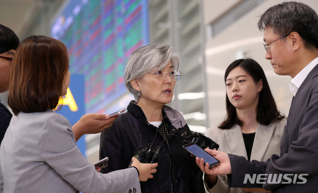 【인천공항=뉴시스】박주성 기자 = 헝가리 다뉴브강 유람선 침몰사고 현장 지휘와 피해자 가족들과 생존자를 비공개로 만난 강경화 외교부 장관이 2일 오전 인천 중구 인천국제공항 제2여객터미널 입국장으로 귀국해 취재진의 질문에 답하고 있다. 2019.06.02. park7691@newsis.com