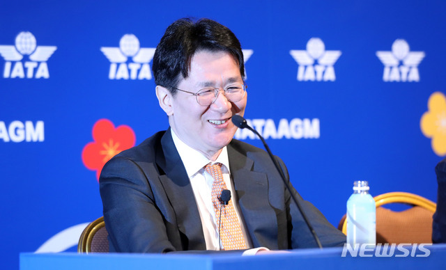 【서울=뉴시스】홍효식 기자 = 조원태 대한항공 사장이 2일 오전 서울 삼성동 코엑스에서 열린 국제항공운송협회(IATA) 제75차 연차 총회 기자간담회에서 환하게 웃고 있다. 2019.06.02. yesphoto@newsis.com