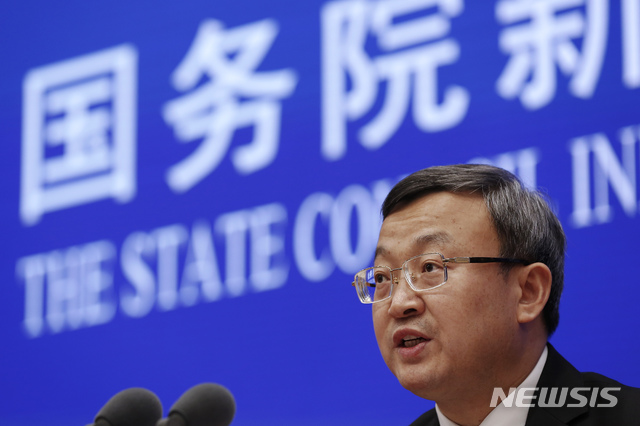 【베이징=AP/뉴시스】 중국 왕서우원 상무부 부부장 겸 국제무역협상 부대표가 2일 베이징에서 열린 국무원 신문판공실 주최 기자회견에 참석, 미중 무역 협상에 관해 발언하고 있다. 2019.06.02. 