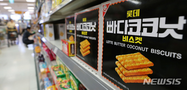 【서울=뉴시스】홍효식 기자 = 최근 주류와 과자 등의 가격이 줄줄이 인상되면서 소비자 부담이 커지고 있는 가운데 2일 오전 서울 시내의 한 대형마트 과자 코너에서 시민들이 장을 보고 있다.&nbsp; 롯데주류의 소주 '처음처럼'과 맥주 '클라우드' 등의 공장 출고가 인상에 따라 롯데제과 역시 몇몇 제품을 인상했다. 2019.06.02.&nbsp; yesphoto@newsis.com