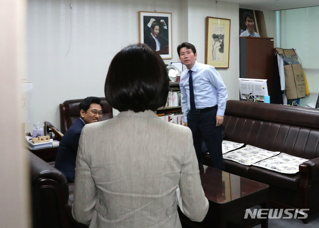 【서울=뉴시스】 고승민 기자 = 2일 오후 서울 여의도 국회의원회관 이인영 원내대표실에서 여야 3당 원내대표가 회동을 가진 가운데 이인영 더불어민주당 원내대표(오른쪽)와 오신환 바른미래당 원내대표(왼쪽)가 나경원 자유한국당 원내대표를 맞이하고 있다. 2019.6.2&nbsp; photo@newsis.com