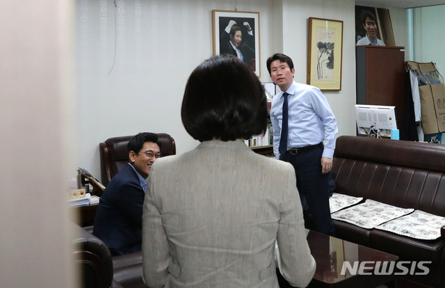 【서울=뉴시스】 고승민 기자 = 2일 오후 서울 여의도 국회의원회관 이인영 원내대표실에서 여야 3당 원내대표가 회동을 가진 가운데 이인영 더불어민주당 원내대표(오른쪽)와 오신환 바른미래당 원내대표(왼쪽)가 나경원 자유한국당 원내대표를 맞이하고 있다. 2019.6.2 photo@newsis.com