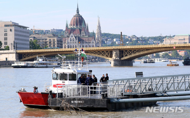 【부다페스트(헝가리)=뉴시스】추상철 기자 = 2일 오전(현지시각) 헝가리 부다페스트 다뉴브강 유람선 사고현장 인근에 마련된 현장CP 선착장에서 헝가리 구조대가 수색준비작업을 하고 있다. 2019.06.02.&nbsp; scchoo@newsis.com