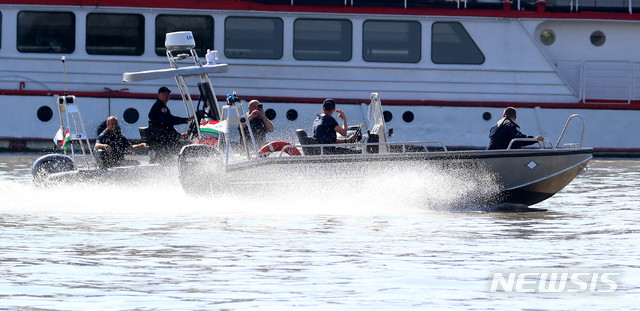 【부다페스트(헝가리)=뉴시스】추상철 기자 = 2일 오전(현지시각) 헝가리 부다페스트 다뉴브강 유람선 사고현장에서 헝가리 구조대가 수색작업을 하고 있다. 2019.06.02.&nbsp; scchoo@newsis.com