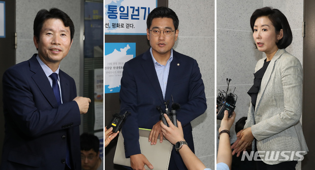 【서울=뉴시스】고승민 기자 = 여야 교섭단체 3당 원내대표가 임시국회 개회 등 국회 정상화 합의시도를 했으나 끝내 무산된 2일 서울 여의도 국회 의원회관에서 비공개 회동을 마친 더불어민주당 이인영(왼쪽부터), 바른미래당 오신환, 자유한국당 나경원 원내대표가 각각 이인영 의원실을 나서며 취재진 질문에 답하고 있다. 2019.06.02. kkssmm99@newsis.com