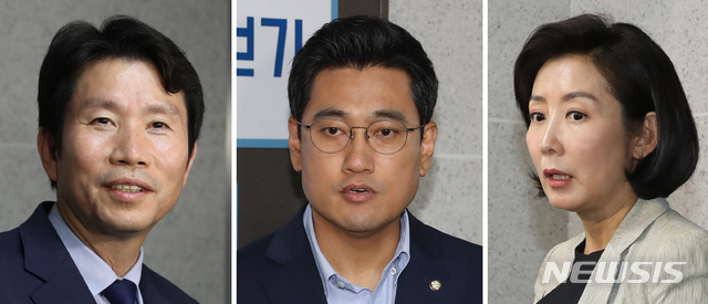 【서울=뉴시스】고승민 기자 = 여야 교섭단체 3당 원내대표가 2일 임시국회 개회 등 국회 정상화 합의시도를 했으나 끝내 무산됐다.이날 서울 여의도 국회 의원회관에서 비공개 회동을 마친 더불어민주당 이인영(왼쪽부터), 바른미래당 오신환, 자유한국당 나경원 원내대표가 각각 이인영 의원실을 나서며 취재진 질문에 답하고 있다. 2019.06.02.kkssmm99@newsis.com