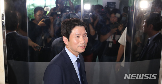 【서울=뉴시스】고승민 기자 = 여야 교섭단체 3당 원내대표가 임시국회 개회 등 국회 정상화 합의시도를 했으나 끝내 무산된 2일 서울 여의도 국회 의원회관에서 자유한국당 나경원, 바른미래당 오신환 원내대표와 비공개 회동을 마친 더불어민주당 이인영 원내대표가 의원실을 나서며 취재진 질문에 답하고 있다. 2019.06.02. kkssmm99@newsis.com