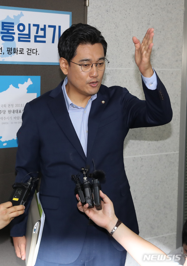 【서울=뉴시스】고승민 기자 = 여야 교섭단체 3당 원내대표가 임시국회 개회 등 국회 정상화 합의시도를 했으나 끝내 무산된 2일 서울 여의도 국회 의원회관에서 더불어민주당 이인영, 자유한국당 나경원 원내대표와 비공개 회동을 마친 바른미래당 오신환 원내대표가 취재진 질문에 답하고 있다. 2019.06.02.kkssmm99@newsis.com