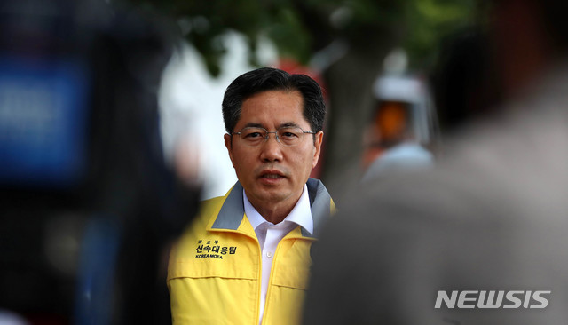 【부다페스트(헝가리)=뉴시스】추상철 기자 = 2일 오전(현지시각) 헝가리 부다페스트 다뉴브강 유람선 사고현장 인근에 마련된 현장CP에서 이상진 정부합동신속대응팀장이 현황 브리핑을 하고 있다. 2019.06.02.&nbsp; scchoo@newsis.com