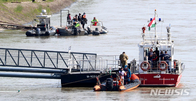 【부다페스트(헝가리)=뉴시스】추상철 기자 = 2일 오전(현지시각) 헝가리 부다페스트 다뉴브강 유람선 사고현장 인근에 마련된 현장CP 선착장에서 대한민국 정부합동신속대응팀과 헝가리 구조대가 각각 수색준비작업을 하고 있다. 2019.06.02.&nbsp; scchoo@newsis.com