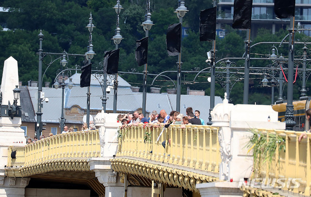 【부다페스트(헝가리)=뉴시스】추상철 기자 = 2일 오전(현지시각) 헝가리 부다페스트 다뉴브강 유람선 사고현장에는 희생자를 추모하는 검정 깃발이 걸려 있다. 2019.06.02.&nbsp;&nbsp; scchoo@newsis.com