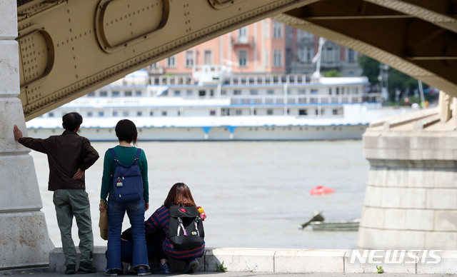 【부다페스트(헝가리)=뉴시스】추상철 기자 = 유람선사고 피해자 가족이 2일 오전(현지시각) 헝가리 부다페스트 다뉴브강 유람선 사고현장을 바라보며 오열하고 있다. 2019.06.02.&nbsp; scchoo@newsis.com