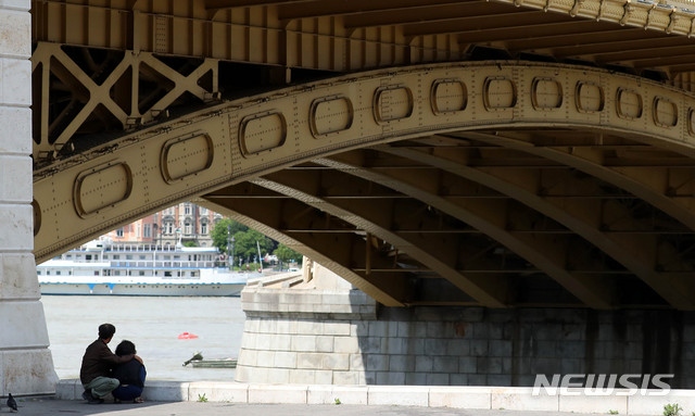 【부다페스트(헝가리)=뉴시스】추상철 기자 = 유람선사고 피해자 가족이 2일 오전(현지시각) 헝가리 부다페스트 다뉴브강 유람선 사고현장을 바라보며 오열하고 있다. 2019.06.02.&nbsp; scchoo@newsis.com