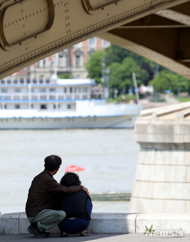 【부다페스트(헝가리)=뉴시스】추상철 기자 = 유람선사고 피해자 가족이 2일 오전(현지시각) 헝가리 부다페스트 다뉴브강 유람선 사고현장을 바라보며 오열하고 있다. 2019.06.02.&nbsp; scchoo@newsis.com