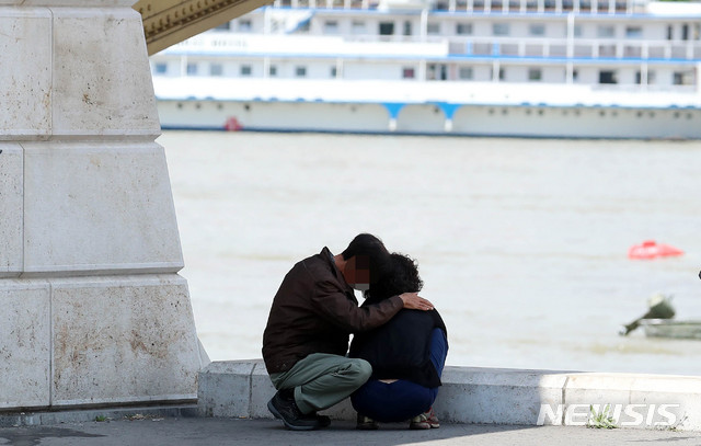 【부다페스트(헝가리)=뉴시스】추상철 기자 = 유람선사고 피해자 가족이 2일 오전(현지시각) 헝가리 부다페스트 다뉴브강 유람선 사고현장을 바라보며 오열하고 있다. 2019.06.02.&nbsp; scchoo@newsis.com