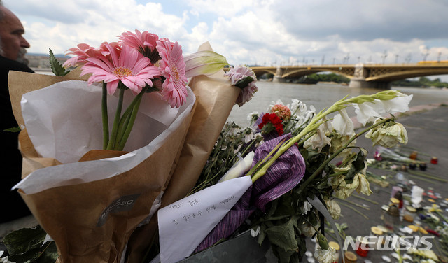 【부다페스트(헝가리)=뉴시스】추상철 기자 = 2일 오후(현지시각) 헝가리 부다페스트 다뉴브강 유람선 사고현장에는 추모객들이 남기고 간 추모의 꽃이 놓여져 있다. 2019.06.02.&nbsp;&nbsp; scchoo@newsis.com