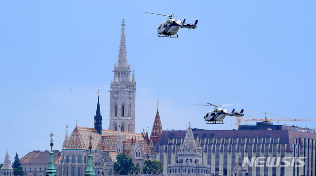 【부다페스트(헝가리)=뉴시스】추상철 기자 = 2일 오후(현지시각) 헝가리 부다페스트 다뉴브강 유람선 사고현장에서 헝가리 경찰 헬기가 동원돼 수색작업을 하고 있다. 2019.06.02.&nbsp; scchoo@newsis.com