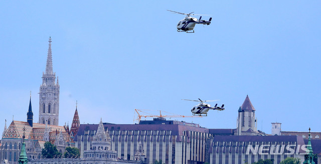 【부다페스트(헝가리)=뉴시스】추상철 기자 = 2일 오후(현지시각) 헝가리 부다페스트 다뉴브강 유람선 사고현장에서 헝가리 경찰 헬기가 동원돼 수색작업을 하고 있다. 2019.06.02.&nbsp;&nbsp; scchoo@newsis.com