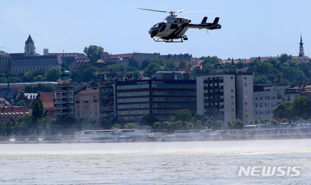 【부다페스트(헝가리)=뉴시스】추상철 기자 = 2일 오후(현지시각) 헝가리 부다페스트 다뉴브강 유람선 사고현장에서 헝가리 경찰 헬기가 동원돼 수색작업을 하고 있다. 2019.06.02. scchoo@newsis.com