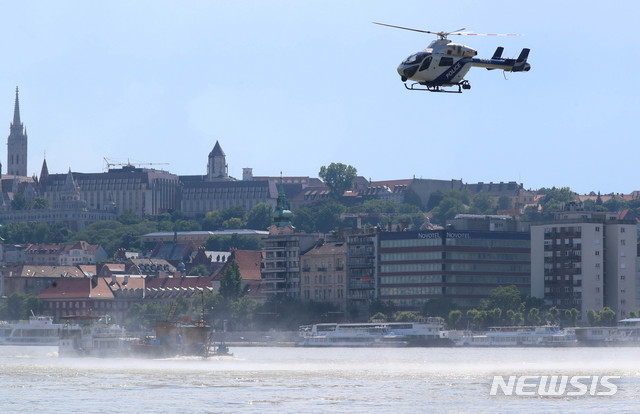 【부다페스트(헝가리)=뉴시스】추상철 기자 = 2일 오후(현지시각) 헝가리 부다페스트 다뉴브강 유람선 사고현장에서 헝가리 경찰 헬기가 동원돼 수색작업을 하고 있다. 2019.06.02.&nbsp; scchoo@newsis.com