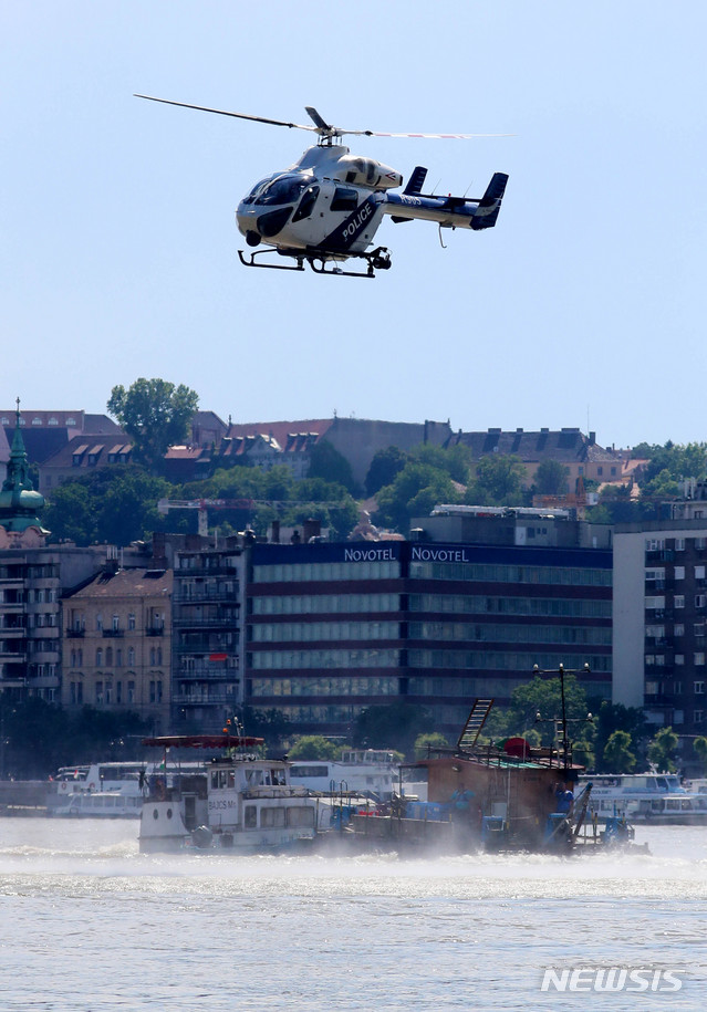 【부다페스트(헝가리)=뉴시스】추상철 기자 = 2일 오후(현지시각) 헝가리 부다페스트 다뉴브강 유람선 사고현장에서 헝가리 경찰 헬기가 동원돼 수색작업을 하고 있다. 2019.06.02.&nbsp; scchoo@newsis.com
