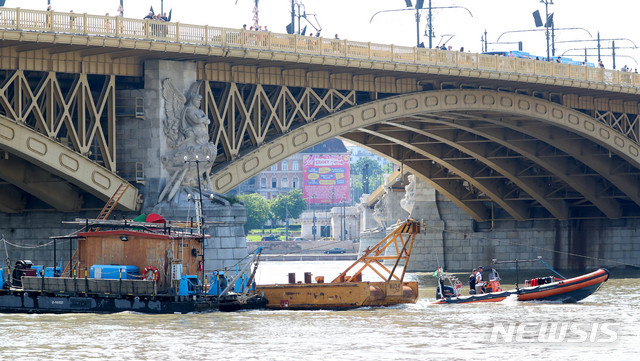 【부다페스트(헝가리)=뉴시스】추상철 기자 = 2일 오후(현지시각) 헝가리 부다페스트 다뉴브강 유람선 사고현장에서 새로 투입된 수색을 위한 선박이 현장에 정박해 있다. 2019.06.02.&nbsp; scchoo@newsis.com