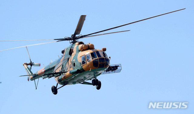 【부다페스트(헝가리)=뉴시스】추상철 기자 = 2일 오후(현지시각) 헝가리 부다페스트 다뉴브강 유람선 사고현장에서 헝가리 군용 헬기가 수색작업을 하고 있다. 2019.06.02. scchoo@newsis.com