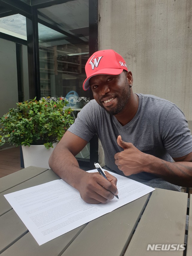 SK 와이번스와 계약한 헨리 소사
