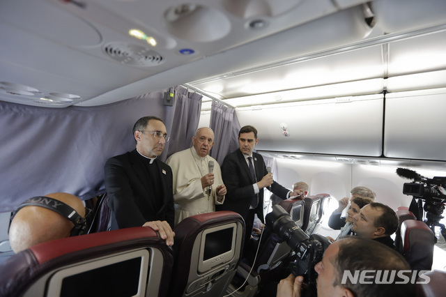 【AP/뉴시스】프란치스코 교황이 2일 루마니아 시비우에서 로마로 돌아가는 비행기 안에서 기자들과 이야기하고 있다. 그는 이날 유럽연합(EU) 지도자들이 당초 EU 창설의 꿈을 다시 각성하지 않는다면 EU는 영향력과 단합된 하나의 블록이라는 본질을 잃게 될 것이라고 경고했다. 2019.6.3