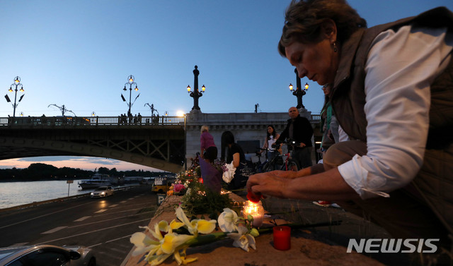 【부다페스트(헝가리)=뉴시스】추상철 기자 = 2일 오후(현지시각) 헝가리 부다페스트 다뉴브강 유람선 사고현장에서 추모객의 발길이 이어지고 있다. 2019.06.03.&nbsp; scchoo@newsis.com