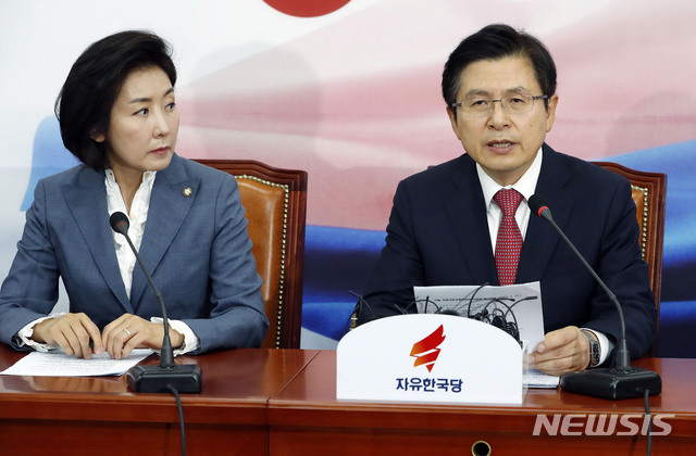 【서울=뉴시스】최동준 기자 = 황교안 자유한국당 대표가 3일 오전 서울 여의도 국회에서 열린 최고위원회의에서 모두발언 하고 있다. 2019.06.03. photocdj@newsis.com