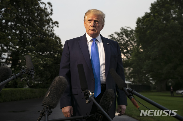 【워싱턴=AP/뉴시스】도널드 트럼프 미국 대통령이 2일(현지시간) 백악관을 떠나 영국으로 향하면서 기자들의 질문을 듣고 있다. 2019.06.05.