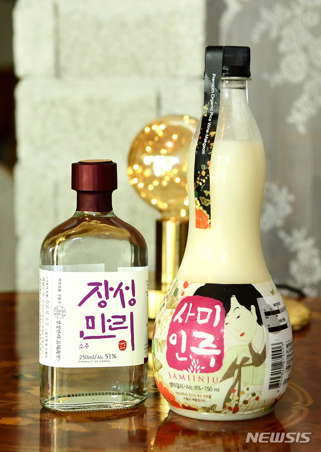 【장성=뉴시스】이창우 기자 = 3일 전남 장성군에 따르면 최근 전남도청 수리채에서 열린 '2019 남도 전통주 품평회'에서 장성 지역 업체인 ㈜청산녹수의 '사미인주'가 대상을, 해월도가의 '장성만리 소주'가 증류주 부문 최우수상을 수상했다. 2019.06.03 (사진=장성군 제공) photo@newsis.com