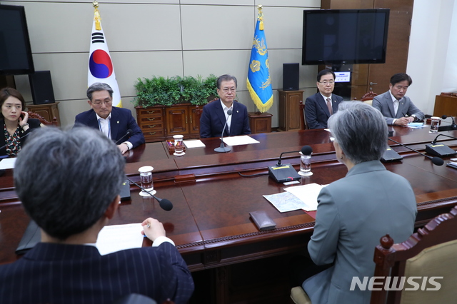 【서울=뉴시스】박진희 기자 = 문재인 대통령이 3일 청와대 본관에서 강경화 외교부 장관의 업무보고를 받고 있다. 2019.06.03. pak7130@newsis.com